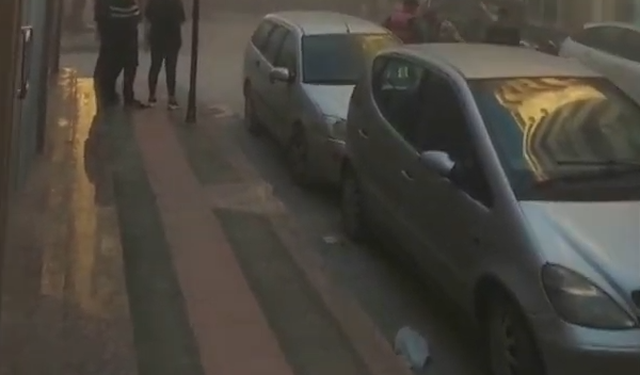 Zjarr në garazhin e një pallati në qendër të Vlorës, disa automjete në flakë