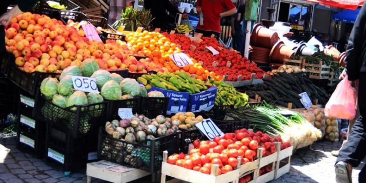 Familjet shqiptare ‘zhyten’ në varfëri! Rriten çmimet e ushqimeve, çojnë inflacionin në 2.1%