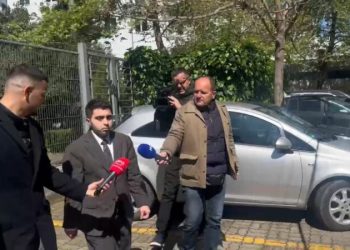 Del pas 2 orësh nga GJKKO, kreu i Prokurimeve Publike hesht përballë gazetarëve