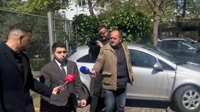 Del pas 2 orësh nga GJKKO, kreu i Prokurimeve Publike hesht përballë gazetarëve