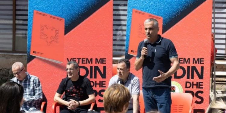 Shkelja e ligjit/ Drejtori i Sigurimeve Shoqërore në Korçë mban fjalim në takimin e PS