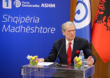 Berisha thumbon socialistët: Bëjnë garë me rroba të kushtueshme, sikur janë princesha