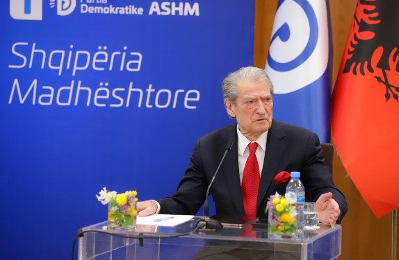 Berisha thumbon socialistët: Bëjnë garë me rroba të kushtueshme, sikur janë princesha