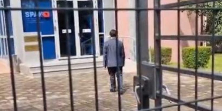 Kreu i Komisionit të Prokurimeve Jonaid Myzyri paraqitet në SPAK