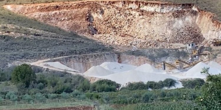 Dimal/ 71-vjeçari pret krahun duke punuar në një gurore, dërgohet në Spitalin e Traumës