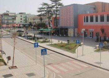Spektakël në Patos, bashkia skualifikon 10 oferta dhe shpall fitues PE-VLA-KU me 97% të fondit limit