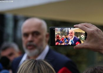 ‘Shtet elektoral’: PS nën akuzë për keqpërdorim të institucioneve për fushatë zgjedhore