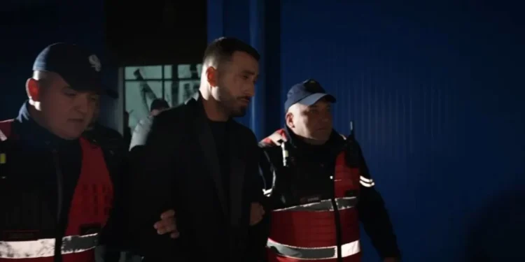Me pranga në duar, momenti i shoqërimit te Jozit nga policia pasi goditi Gjestin
