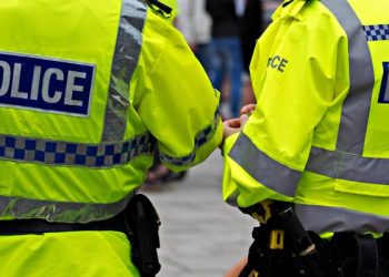 U hodh nga kati i tretë i shtëpisë për t’i ikur policisë britanike, e pëson keq shqiptari