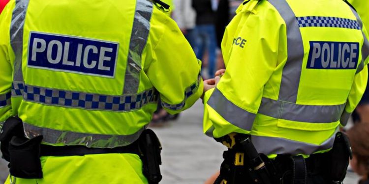 U hodh nga kati i tretë i shtëpisë për t’i ikur policisë britanike, e pëson keq shqiptari
