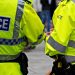 U hodh nga kati i tretë i shtëpisë për t’i ikur policisë britanike, e pëson keq shqiptari