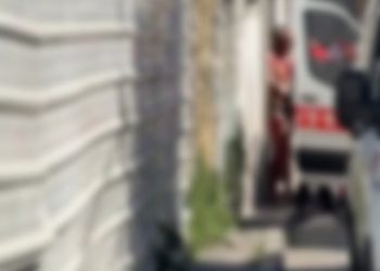 Foto/ Gjysmë i zhveshur dhe i gjakosur, momenti kur shoqërohet autori i vrasjes në Shkodër