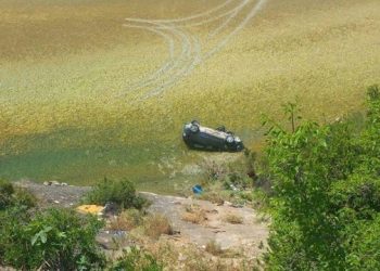 Aksident në Vlorë, makina bie në lumë, plagosen një grua dhe dy fëmijët e saj