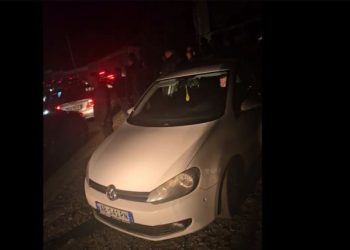 Përplasje në Dibër, demokratët bllokojnë një automjet, dyshohet se shpërndante para për vota