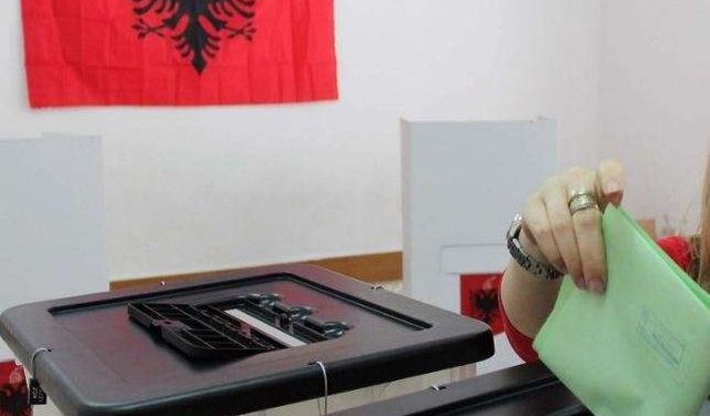 Nis votimi në mbarë vendin, probleme në një nga qendrat e votimit në Fushë Krujë