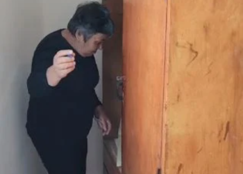 Ndodh edhe kjo! Në Lushnjë ky dollap i vjetër rrobash kthehet në dhomë të fshehtë votimi