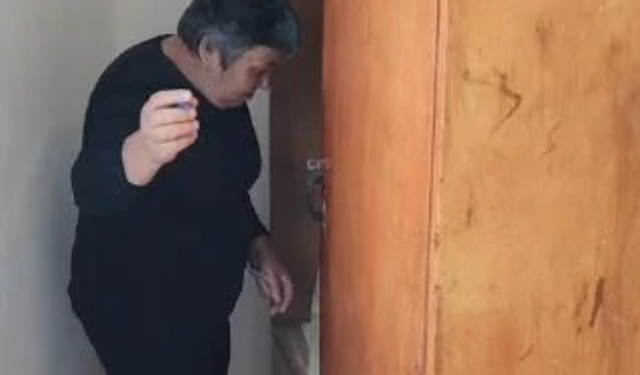 Ndodh edhe kjo! Në Lushnjë ky dollap i vjetër rrobash kthehet në dhomë të fshehtë votimi