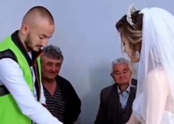 Nusja voton përpara se të shkojë në dasmë në Elbasan: Demokracia para ceremonisë