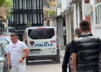 Incident në Pogradec/ Pas konfliktit në QV, komisionerit i rrahin gruan dhe djalin në shtëpi