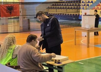 Sherr fizik mes socialistëve në Maqellarë, kandidati për deputet godet me grusht punonjësin e Ujësjellësit
