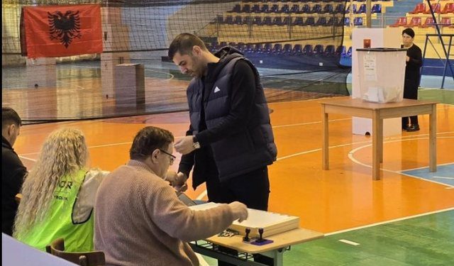 Sherr fizik mes socialistëve në Maqellarë, kandidati për deputet godet me grusht punonjësin e Ujësjellësit
