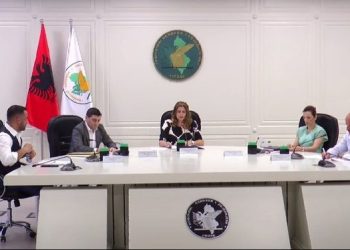 PS kërkoi shtyrjen e orarit të votimit në Vlorë deri në orën 22.00, mblidhet Komisioni Rregullator