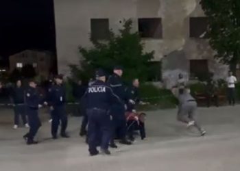 Foto/ Sherr në një qendër numërimi në Kukës, policia tenton të ndalojë të riu