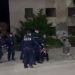 Foto/ Sherr në një qendër numërimi në Kukës, policia tenton të ndalojë të riu