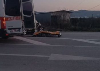 Aksident në Laç, 84-vjeçari dërgohet në Spitalin e Traumës