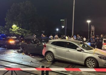 Përplasen 4 makina në Tiranë, pas aksidentit drejtuesit përleshen me leva