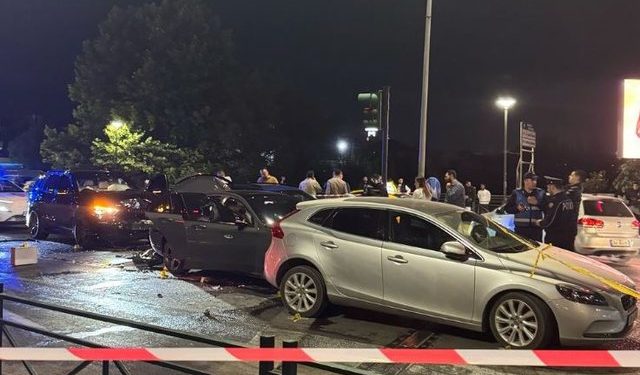Përplasen 4 makina në Tiranë, pas aksidentit drejtuesit përleshen me leva