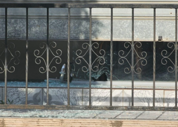 Foto/ Pamje nga vendi ku u vra 29-vjeçari në Durrës, plumbat kapën edhe qendrën shëndetësore
