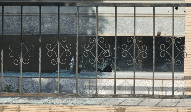 Foto/ Pamje nga vendi ku u vra 29-vjeçari në Durrës, plumbat kapën edhe qendrën shëndetësore