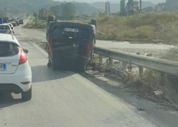 Aksident në autostradën Durrës-Tiranë, mjeti përmbyset në rrugë