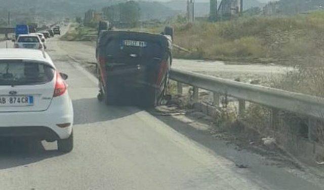 Aksident në autostradën Durrës-Tiranë, mjeti përmbyset në rrugë
