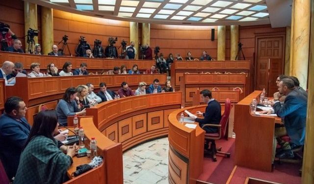 Valë shkarkimesh në Bashkinë e Tiranës, Ristani largon bashkëpunëtorët e Veliajt