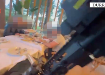 Ishin duke drekuar në restorant, momenti kur policia arreston “Akilin” dhe 6 të tjerët
