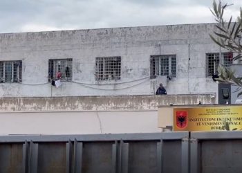 Kontrolle tek burgu i Erion Veliajt, kapen 10 celularë, i përdornin të dënuarit
