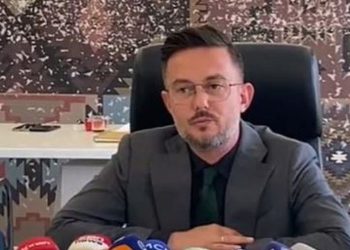 Helmimi i 17 fëmijëve në kopsht/ Kryebashkiaku i Gramshit ska asnjë përgjigje: Tollovitje portalesh, po na sulmojnë politikisht