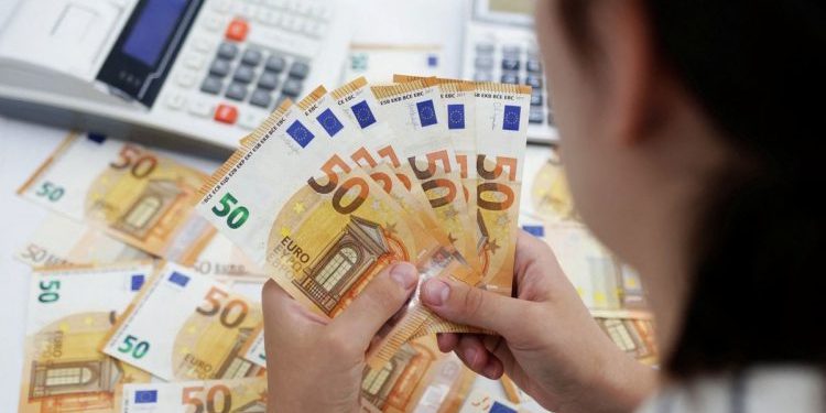 Kursi i euros e nis javën në rënie, pranë minimumit historik