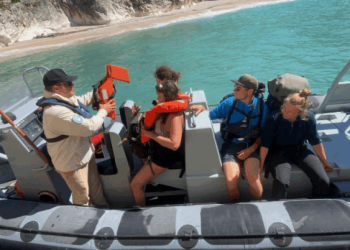 Humbën në Gjirin e Gramës, shpëtohen 4 turistë të huaj
