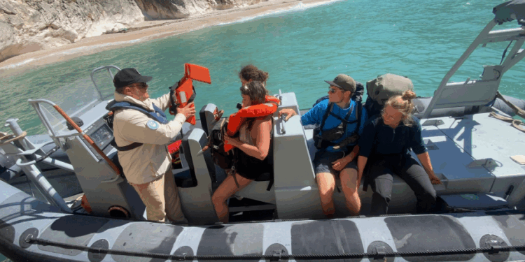 Humbën në Gjirin e Gramës, shpëtohen 4 turistë të huaj
