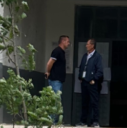 Vëllai i kandidates së PS në Belsh “ngulet” te qendra e votimit