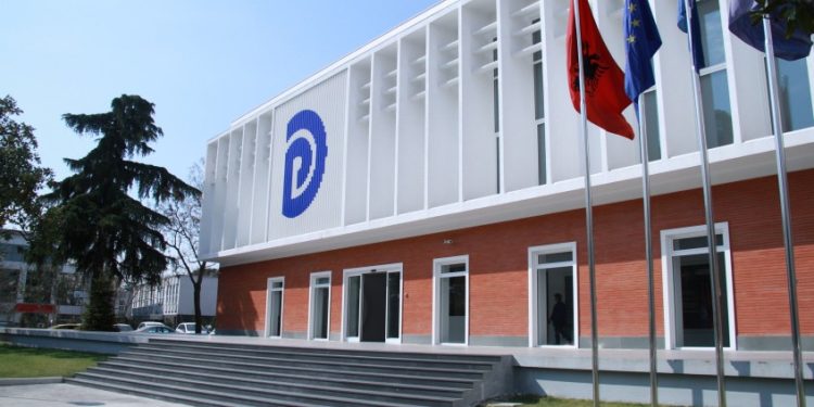 PD shkresë KQZ-së dhe misionit të OSBE, liston shkeljet me shpërndarjen e zarfeve në Greqi