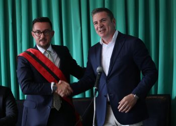 Helmimi i 70 fëmijëve në Gramsh na zbuloi kryebashkiakun më idiot në Republikën e Shqipërsë