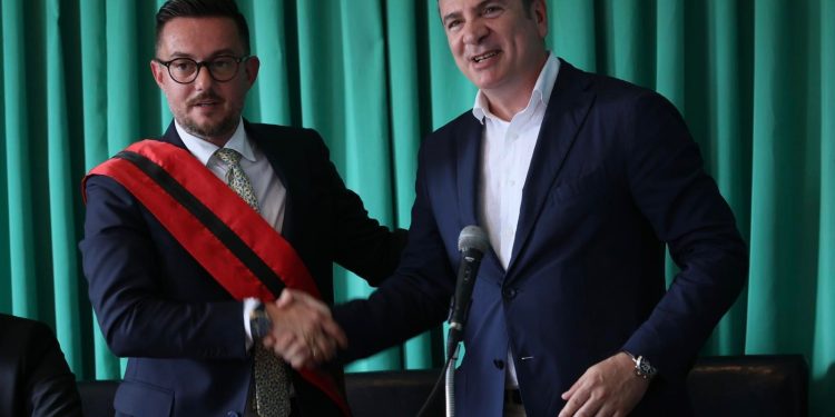 Helmimi i 70 fëmijëve në Gramsh na zbuloi kryebashkiakun më idiot në Republikën e Shqipërsë