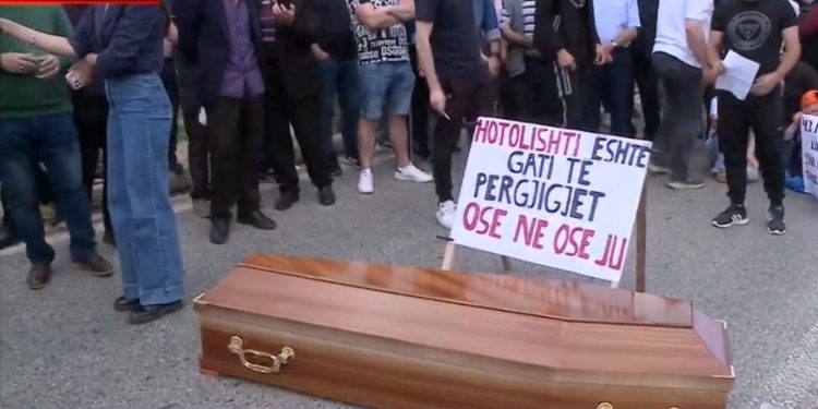 Banorët e Hotolishtit paralajmërojnë Rama-Ballukun: Ose ne, ose ju