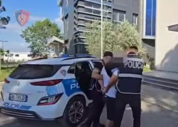 EMRAT/ Tentuan të vrasin me sëpatë një person në Fier, pas babait në pranga edhe i biri