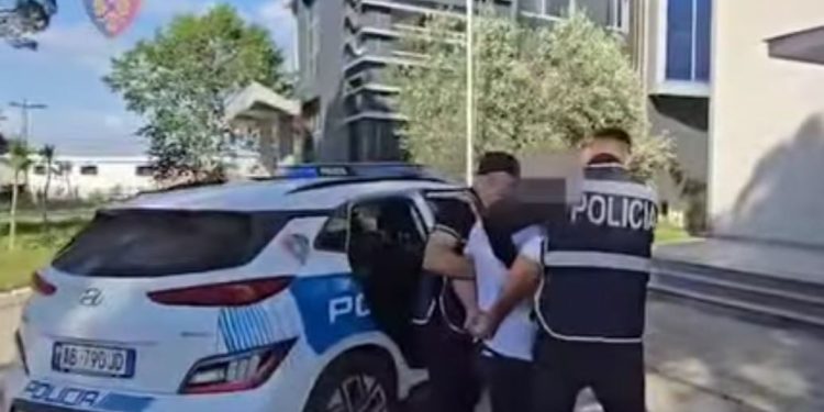 EMRAT/ Tentuan të vrasin me sëpatë një person në Fier, pas babait në pranga edhe i biri