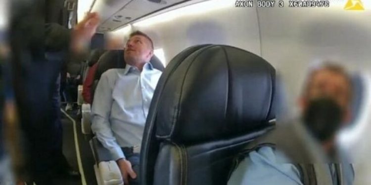 53-vjeçari shqiptar futet me armë në aeroplan në SHBA, momenti kur arrestohet